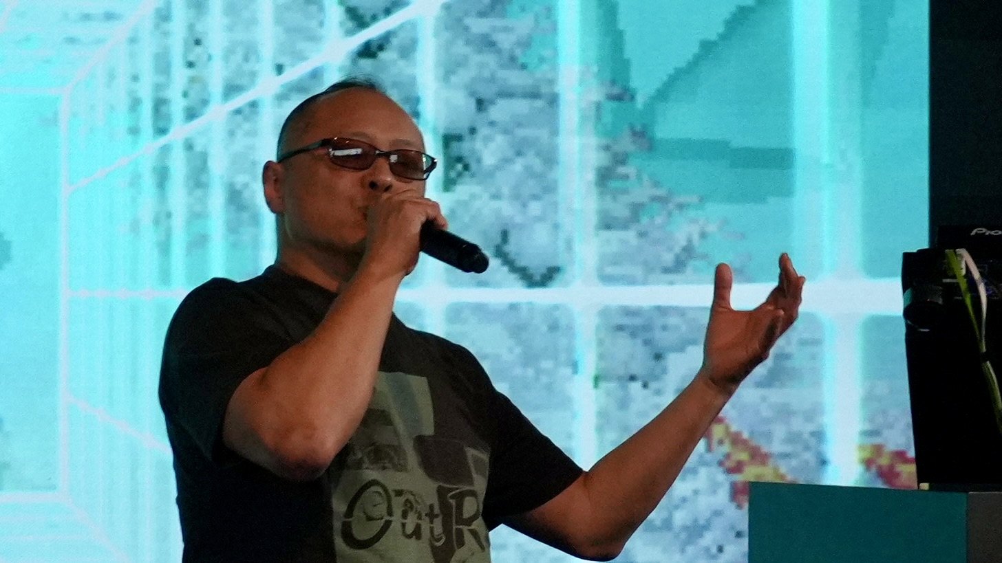 Takenobu Mitsuyoshi singt ins Mikrofon