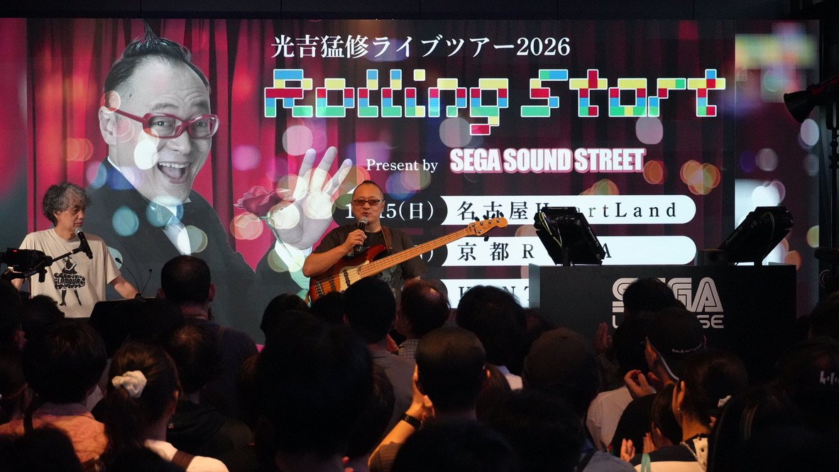 Der Bildschirm mit den Ankündigungen zu den Live-Auftritten und zur Dinnershow 2026, den Takenobu Mitsuyoshi auf der Bühne präsentierte