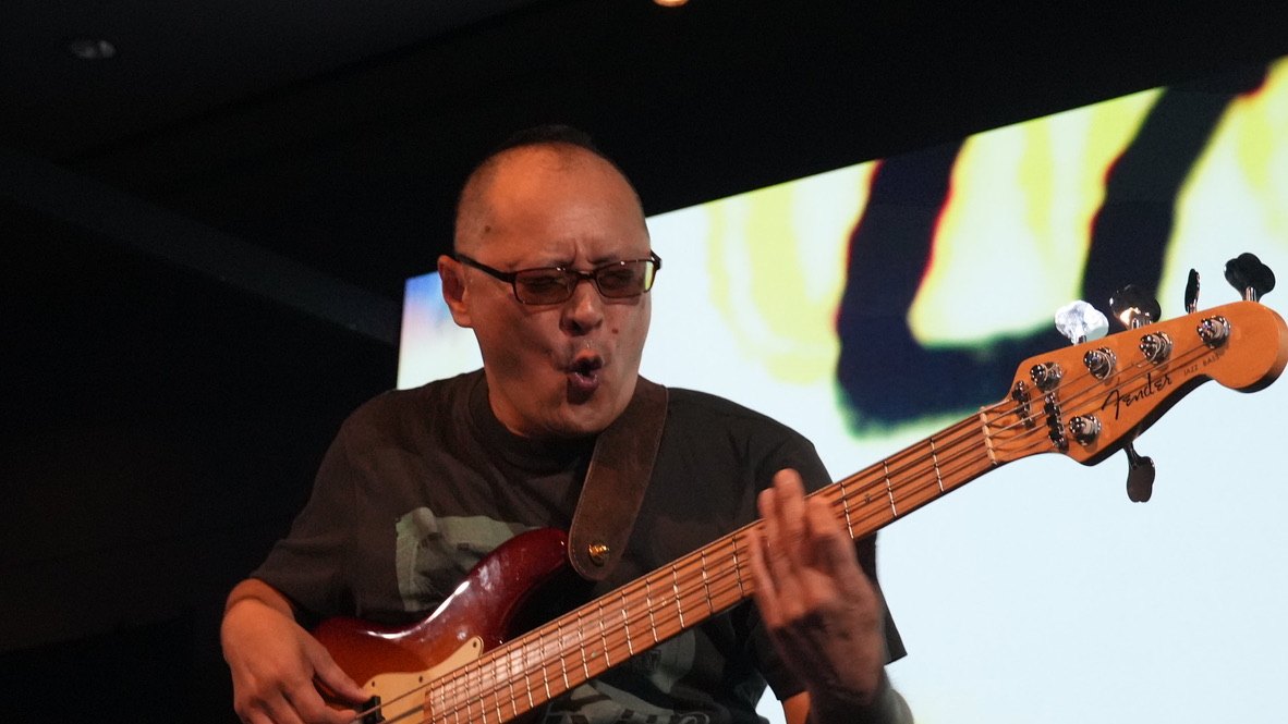 Takenobu Mitsuyoshi am Bass bei „AFTER BURNER“ aus After Burner II